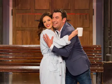 Marta Torné presenta a Arturo Valls el libro que ha escrito junto a su mascota Marta Torné presenta a Arturo Valls el libro que ha escrito junto a su mascota