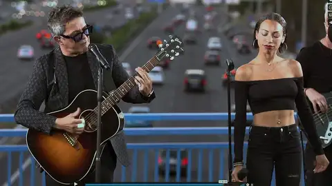 Alejandro Sanz da un concierto en un puente de la M-30, en Madrid Alejandro Sanz da un concierto en un puente de la M-30, en Madrid