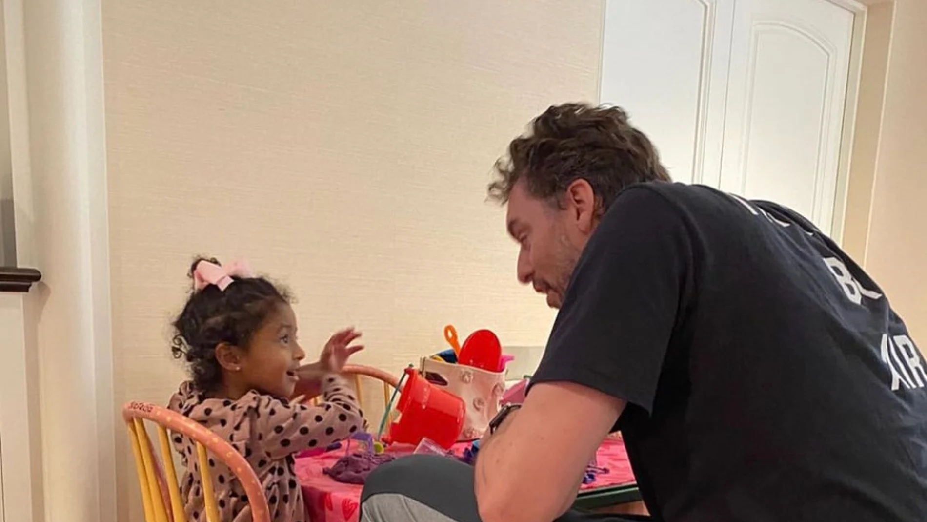 Gasol pasa su 40 cumpleaños con las hijas de Kobe Bryant: "Te queremos, tío Pau" Gasol pasa su 40 cumpleaños con las hijas de Kobe Bryant: "Te queremos, tío Pau"