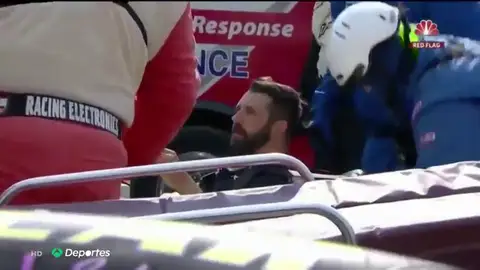 El angustioso momento en que un mecánico queda atrapado entre dos coches en el pit-lane de la Nascar El angustioso momento en que un mecánico queda atrapado entre dos coches en el pit-lane de la Nascar