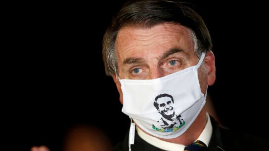 Jair Bolsonaro con mascarilla 