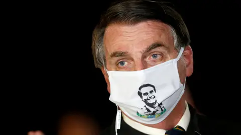 Jair Bolsonaro con mascarilla Jair Bolsonaro con mascarilla