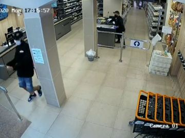 Mascarilla, guantes y un cuchillo de grandes dimensiones, el equipo de trabajo de dos ladrones para robar en un supermercado
