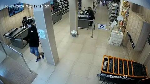 Mascarilla, guantes y un cuchillo de grandes dimensiones, el equipo de trabajo de dos ladrones para robar en un supermercado Mascarilla, guantes y un cuchillo de grandes dimensiones, el equipo de trabajo de dos ladrones para robar en un supermercado