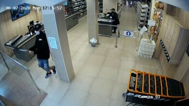Mascarilla, guantes y un cuchillo grande, el equipo de trabajo de dos ladrones para robar en un supermercado de Barcelona