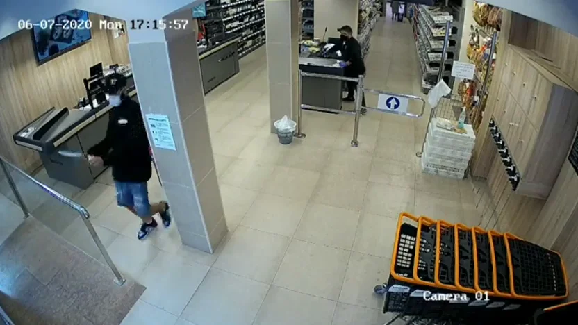 Mascarilla, guantes y un cuchillo de grandes dimensiones, el equipo de trabajo de dos ladrones para robar en un supermercado