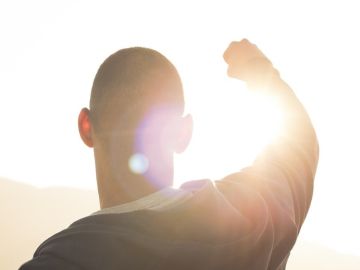 Un hombre al sol