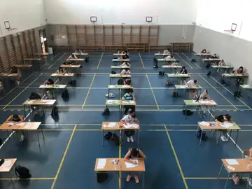 Alumnos en la Selectividad de 2020 en el IES Misteri d'Elx de Elche. Alumnos en la Selectividad de 2020 en el IES Misteri d'Elx de Elche.