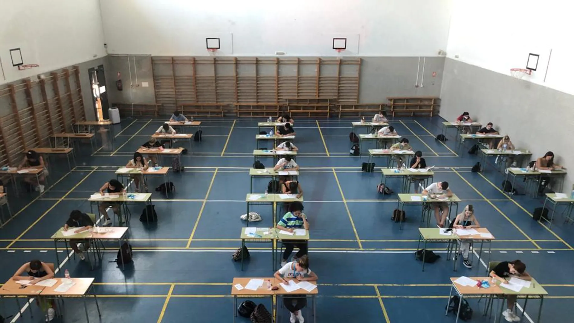 Alumnos en la Selectividad de 2020 en el IES Misteri d'Elx de Elche. Alumnos en la Selectividad de 2020 en el IES Misteri d'Elx de Elche.