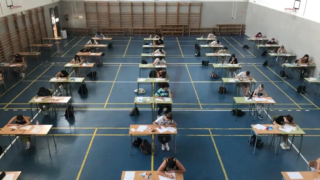 Alumnos en la Selectividad de 2020 en el IES Misteri d'Elx de Elche. Alumnos en la Selectividad de 2020 en el IES Misteri d'Elx de Elche.