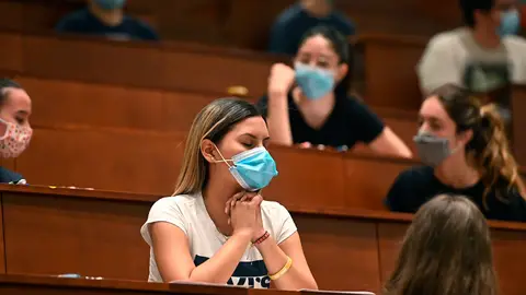 Una estudiante se concentra antes del comienzo de los exámenes Una estudiante se concentra antes del comienzo de los exámenes