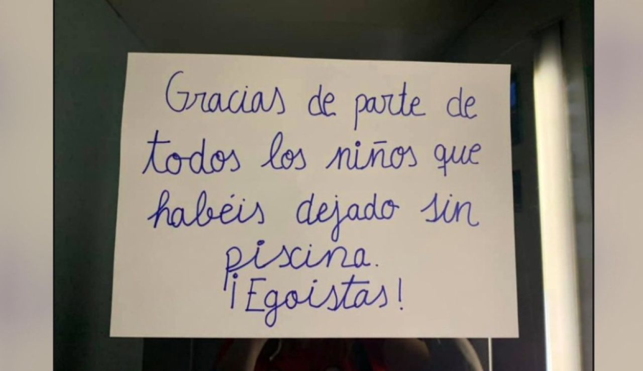 Una niña llama egoístas a vecinos