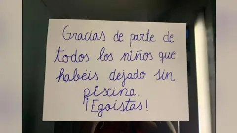 Una niña llama egoístas a vecinos Por no abrir la piscina