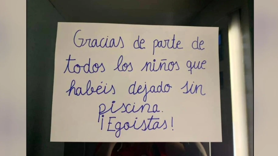 Por no abrir la piscina