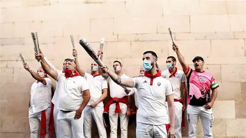 Un grupo de corredores entona los cánticos previos al encierro ante la imagen de San Fermín en Pamplona Un grupo de corredores entona los cánticos previos al encierro ante la imagen de San Fermín en Pamplona