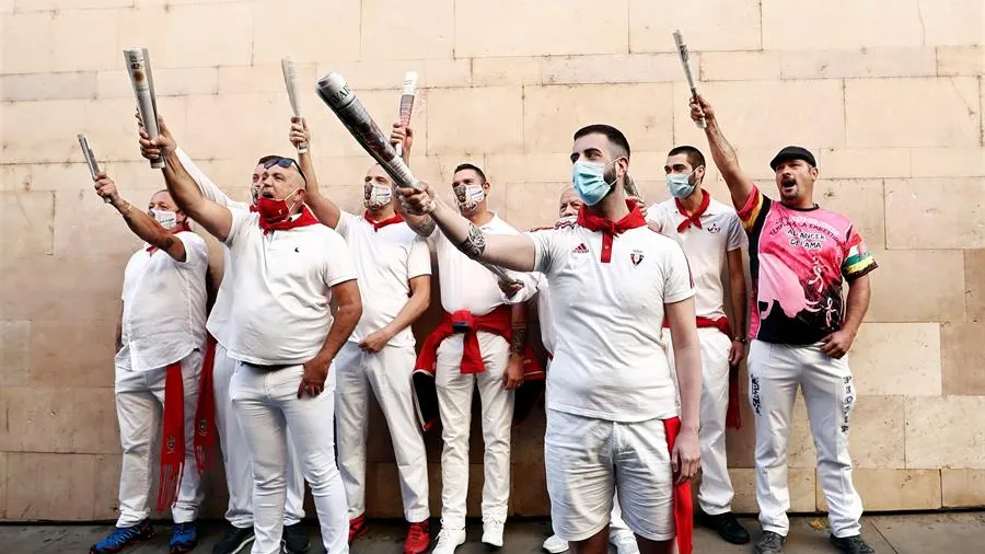 Un grupo de corredores entona los cánticos previos al encierro ante la imagen de San Fermín en Pamplona Un grupo de corredores entona los cánticos previos al encierro ante la imagen de San Fermín en Pamplona