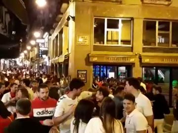 Aglomeraciones de gente sin mascarilla en la primera noche de los 'no Sanfermines' de Pamplona