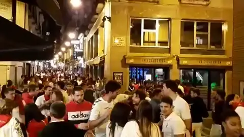 Aglomeraciones de gente sin mascarilla en la primera noche de los 'no Sanfermines' de Pamplona Aglomeraciones de gente sin mascarilla en la primera noche de los 'no Sanfermines' de Pamplona