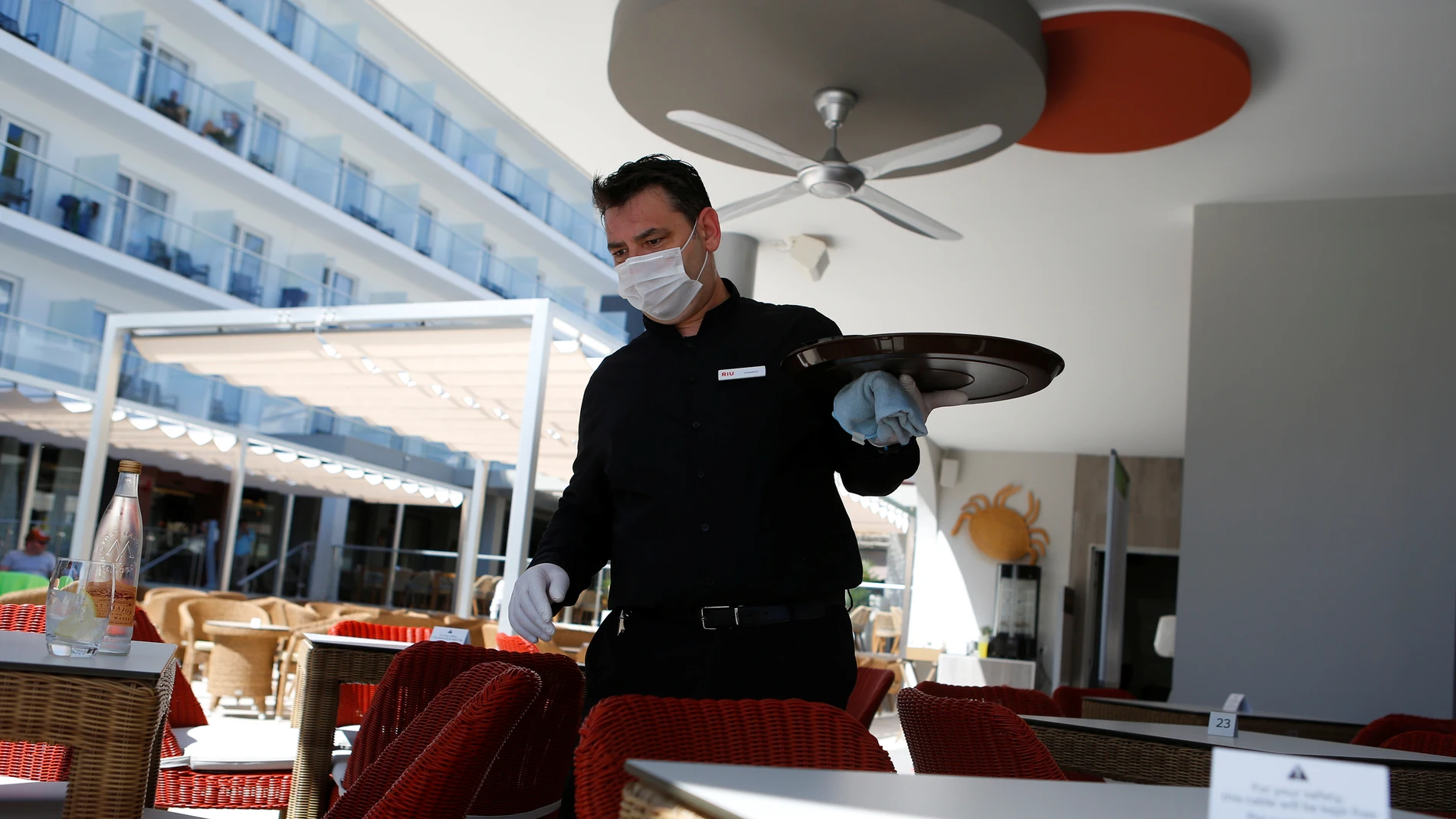 Un camarero trabajando mientras usa mascarilla facial contra el coronavirus