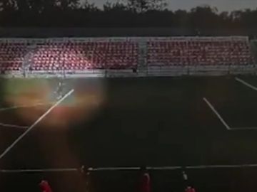 El vídeo del terrible momento en que un rayo impacta en un portero de 16 años en Rusia