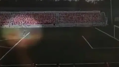 El vídeo del terrible momento en que un rayo impacta en un portero de 16 años en Rusia El vídeo del terrible momento en que un rayo impacta en un portero de 16 años en Rusia