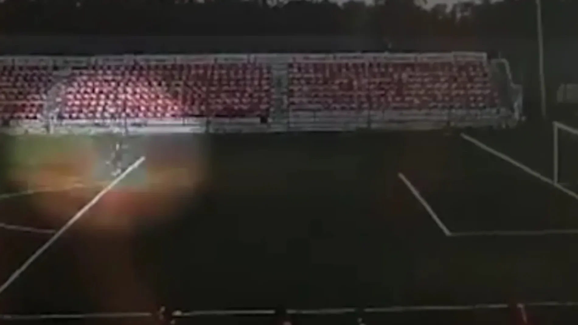 El vídeo del terrible momento en que un rayo impacta en un portero de 16 años en Rusia El vídeo del terrible momento en que un rayo impacta en un portero de 16 años en Rusia