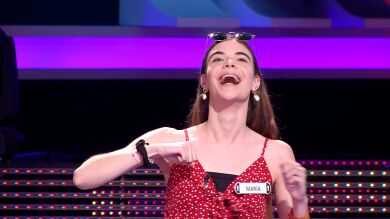 María prueba en '¡Ahora caigo!' el reto viral de TikTok con las gafas que no ha conseguido en toda la cuarentena