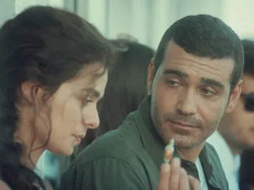 Un caramelo y una canción en un barco, el inicio de la historia de amor entre Bahar y Sarp Un caramelo y una canción en un barco, el inicio de la historia de amor entre Bahar y Sarp