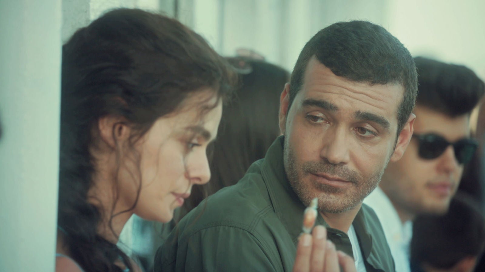 La pasión que une a Özge Özpirinçci y Caner Cindoruk, Bahar y Sarp en 'Mujer', fuera de la serie