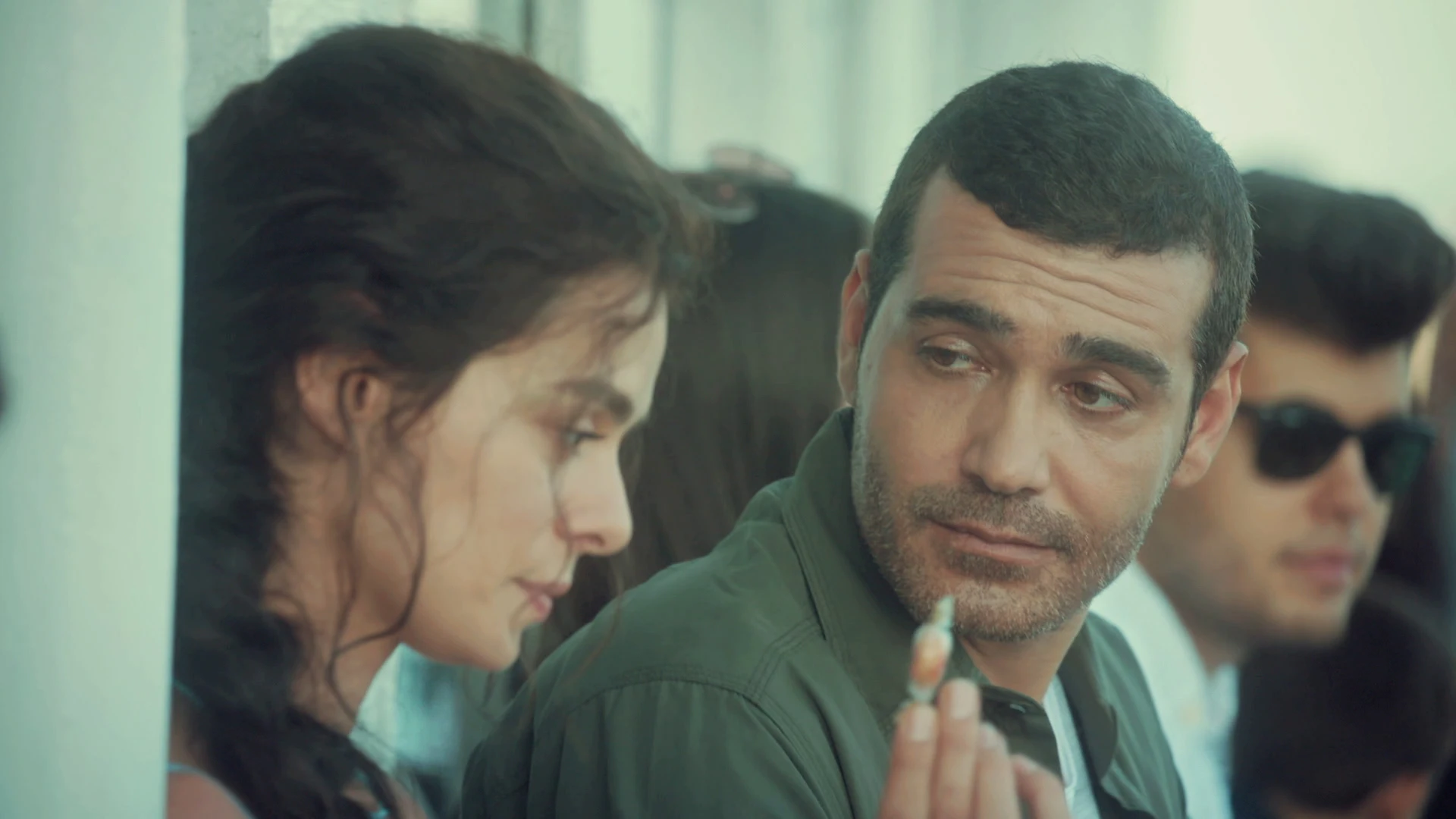 Un caramelo y una canción en un barco, el inicio de la historia de amor entre Bahar y Sarp Un caramelo y una canción en un barco, el inicio de la historia de amor entre Bahar y Sarp