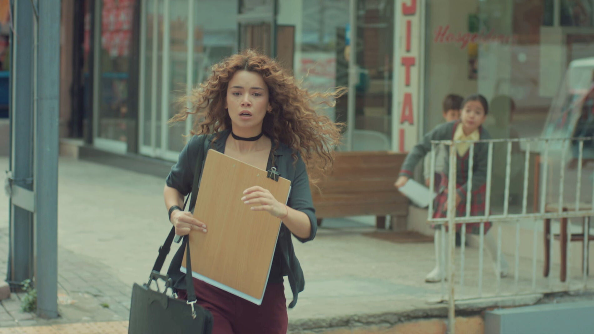 Şirin, en shock al descubrir la foto de familia de Sarp con Bahar