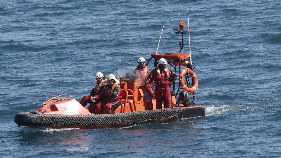 Hallan el kayak y un chaleco de los dos j&oacute;venes desaparecidos en Porto do Son (Galicia)