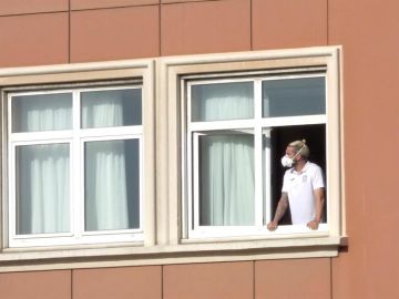 En la imagen, el jugador del Fuenlabrada Chico Flores, se asoma este miércoles a una ventana del hotel Finisterre