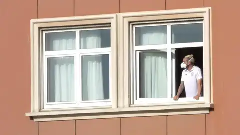 En la imagen, el jugador del Fuenlabrada Chico Flores, se asoma este miércoles a una ventana del hotel Finisterre En la imagen, el jugador del Fuenlabrada Chico Flores, se asoma este miércoles a una ventana del hotel Finisterre
