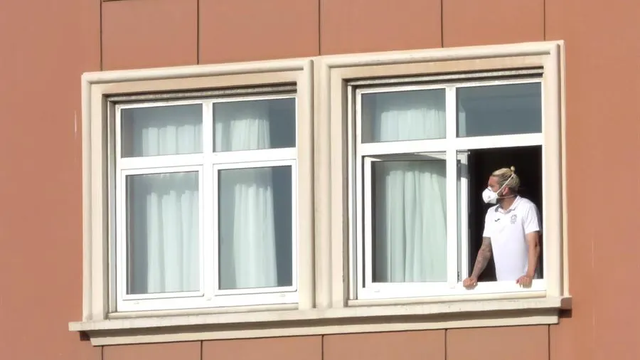 En la imagen, el jugador del Fuenlabrada Chico Flores, se asoma este miércoles a una ventana del hotel Finisterre En la imagen, el jugador del Fuenlabrada Chico Flores, se asoma este miércoles a una ventana del hotel Finisterre