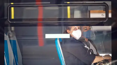 Mujeres con mascarilla Mujeres con mascarilla