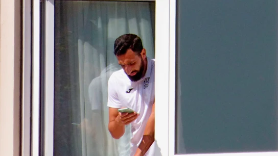José Rodríguez, jugador del Fuenlabrada, se asoma a una de las ventanas del hotel Finisterre de A Coruña José Rodríguez, jugador del Fuenlabrada, se asoma a una de las ventanas del hotel Finisterre de A Coruña