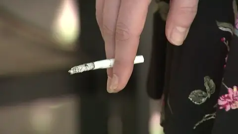 Los epidemiólogos piden no fumar en espacios abiertos como playas y restaurantes para evitar contagios de coronavirus Los epidemiólogos piden no fumar en espacios abiertos como playas y restaurantes para evitar contagios de coronavirus