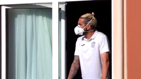 El jugador del Fuenlabrada Chico Flores, se asoma este mi&eacute;rcoles a una ventana del hotel Finisterre