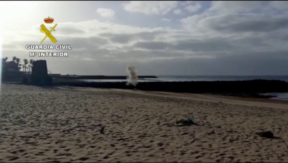 Un padre encuentra un detonador en la playa mientras pasea con su hijo por Lanzarote