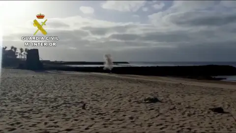 Un padre encuentra un detonador en la playa mientras pasea con su hijo por Lanzarote Un padre encuentra un detonador en la playa mientras pasea con su hijo por Lanzarote