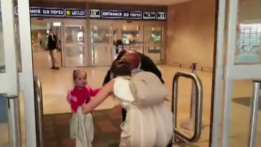 Una niña de tres años regresa con sus padres en Israel tras quedar bloqueada por el cierre de fronteras del coronavirus Una niña de tres años regresa con sus padres en Israel tras quedar bloqueada por el cierre de fronteras del coronavirus