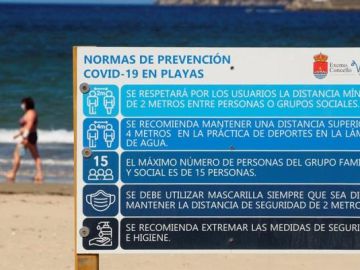 Imagen de un cartel en la playa de Covas (Lugo)