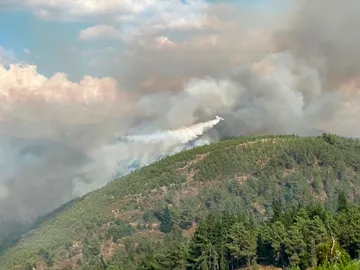 Un hidroavión trabaja en las labores de extinción en Verín Un hidroavión trabaja en las labores de extinción en Verín