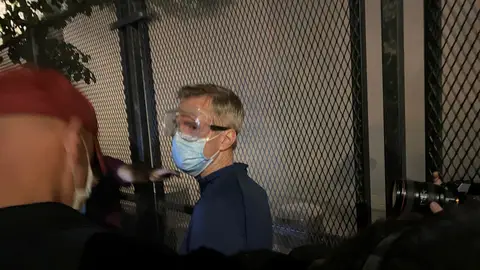 Lanzan gas lacrimógeno contra el alcalde de Portland en una manifestación por la muerte de George Floyd Lanzan gas lacrimógeno contra el alcalde de Portland en una manifestación por la muerte de George Floyd