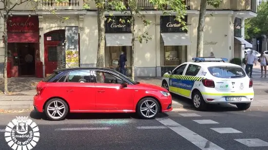 Dejan a un beb&eacute; a pleno sol en un coche