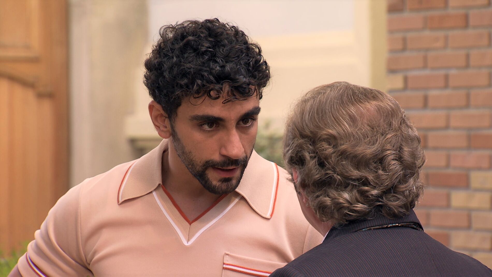 Sebas debe tomar una difícil decisión: ¿continuar su relación con Jose o tener éxito en su trabajo?