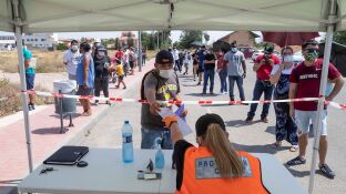 Un vecino de Totana entrega la documentaci&oacute;n para hacerse la prueba PCR