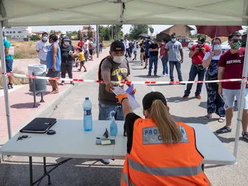 Un vecino de Totana entrega la documentación para hacerse la prueba PCR Un vecino de Totana entrega la documentación para hacerse la prueba PCR