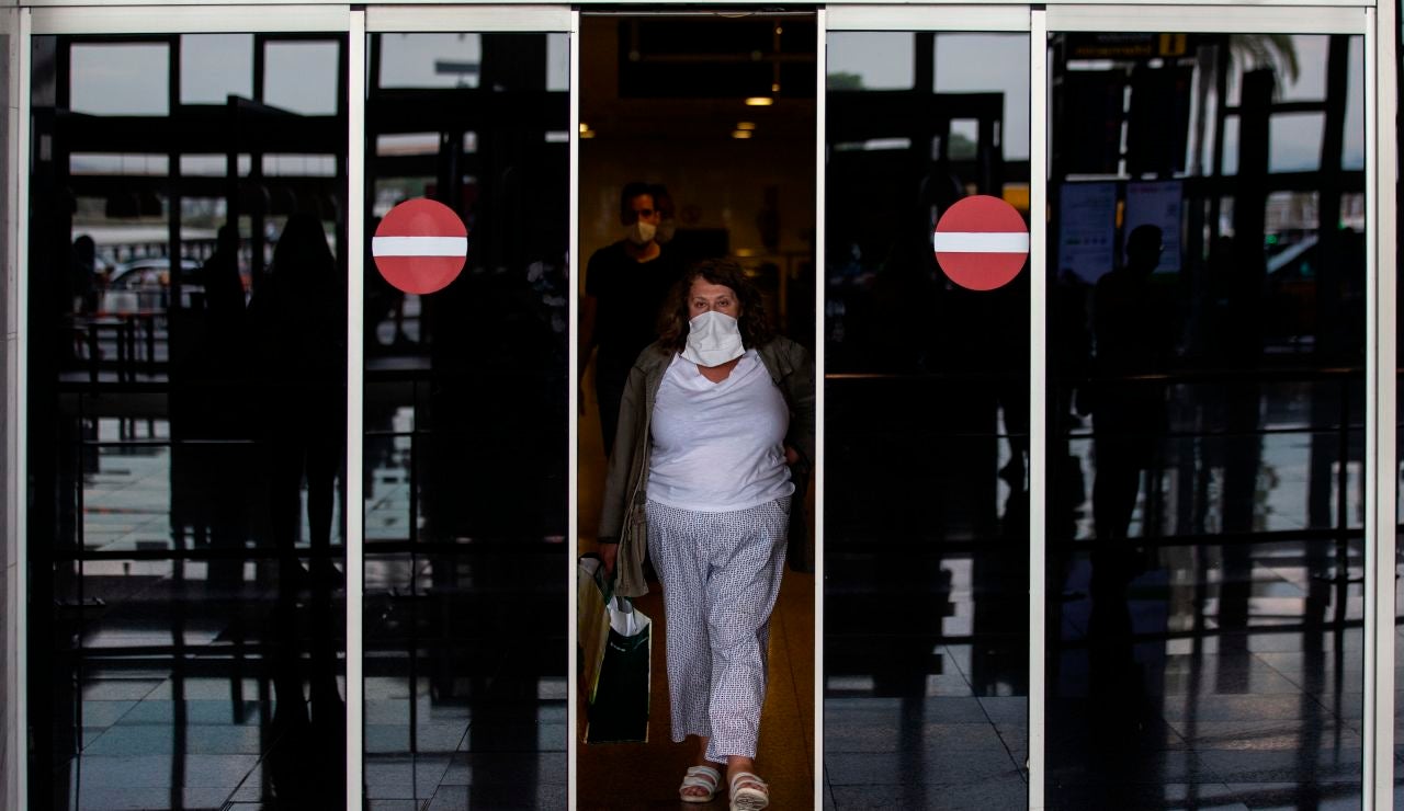 Una viajera sale de la T2 del Aeropuerto de El Prat